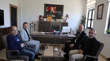 Geyve Belediye Başkanı Selçuk Yıldız’dan Okullara Moral Ziyareti: Öğretmenlere Gül, Öğrencilere Muvaffakiyet Dileği