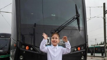 Hayal etti, 6 yaşında vatman oldu