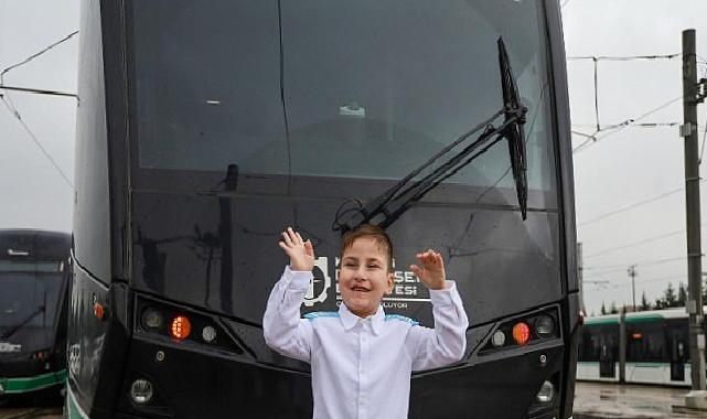 Hayal etti, 6 yaşında vatman oldu