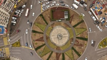 İzmir’in kalbi çiçek açtı