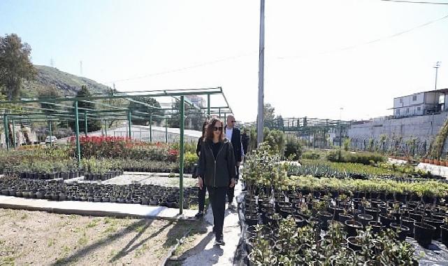 Karşıyaka Belediyesi üretiyor, parklar çiçek açıyor