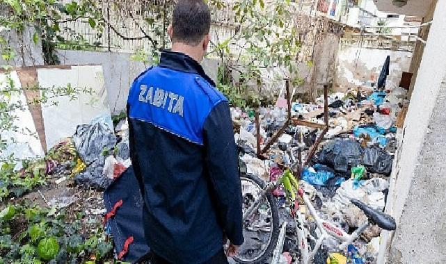 Karşıyaka Belediyesi’nden çöp konuta müdahale: 3 ton çöp çıkarıldı