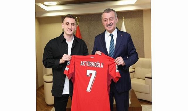 Kerem Aktürkoğlu’ndan Lider Büyükakın’a Ulusal forma
