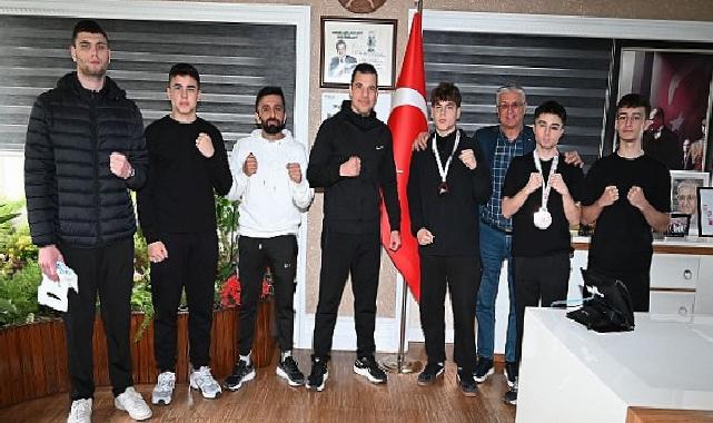 Kick Boks atletleri muvaffakiyetlerini Lider Topaloğlu ile paylaştı