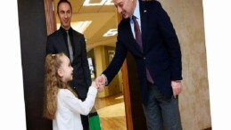 Lider Büyükakın, koltuğu çocuklara bıraktı