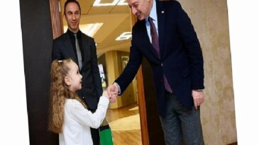 Lider Büyükakın, koltuğu çocuklara bıraktı