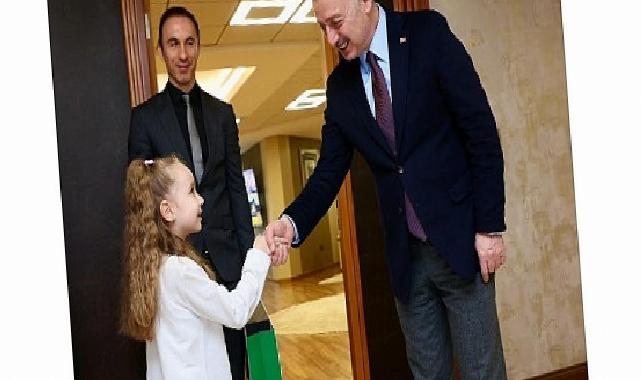 Lider Büyükakın, koltuğu çocuklara bıraktı