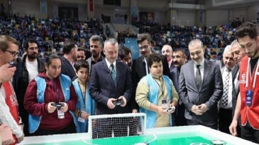 Lider Büyükakın, robot müsabakasına katıldı, Kocaelisporlu futbolcularla maç yaptı