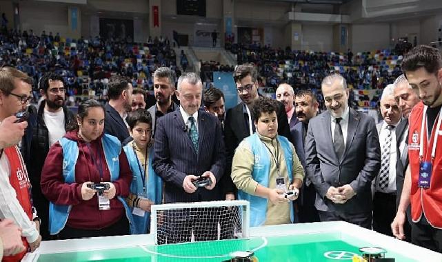 Lider Büyükakın, robot müsabakasına katıldı, Kocaelisporlu futbolcularla maç yaptı