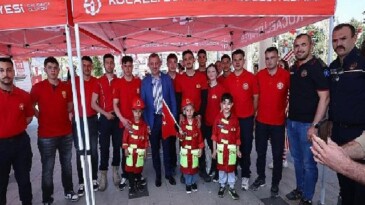 Lider Büyükakın’a çocuklardan sevgi seli