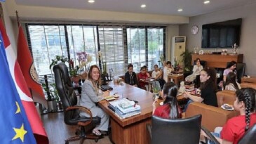 Lider Keyifli makamını çocuklara devretti