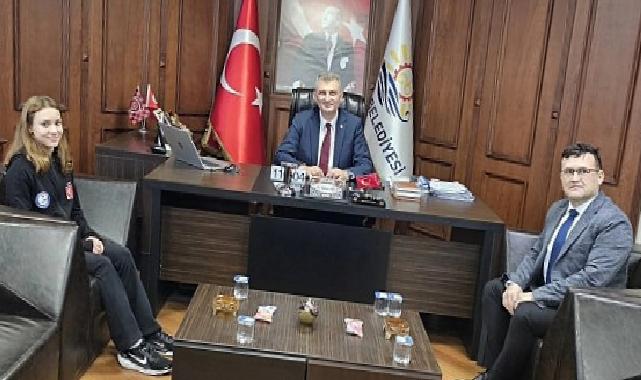 Lider Sezer Şampiyon Ulusal yüzücü Gökalp’i Tebrik Etti