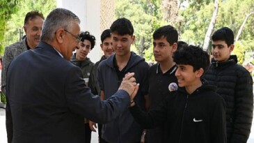 Öğrencilere evvel yemek sonra dorukta kar keyfi