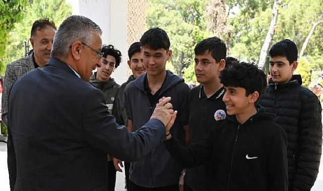 Öğrencilere evvel yemek sonra dorukta kar keyfi