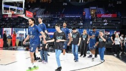 One Team iştirakçileri Anadolu Efes – Partizan müsabakasında parkeye çıktı