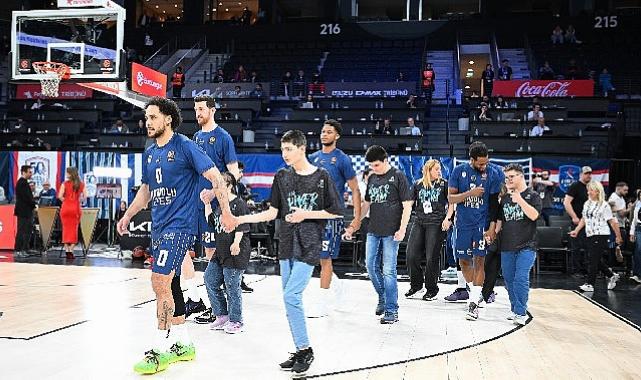One Team iştirakçileri Anadolu Efes – Partizan müsabakasında parkeye çıktı