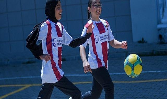 OSB Ortaokulunda 1.100 Öğrenciye İnegölspor Forması Dağıtıldı