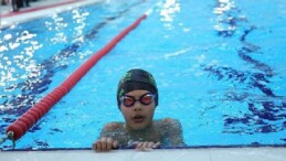 Osmangazi Yüzme Şenliği’nde Kazananlar Kupalarını Aldı