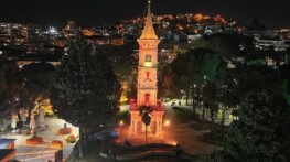 Saat Kulesi gündüz diğer gece diğer hoş