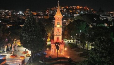 Saat Kulesi gündüz diğer gece diğer hoş