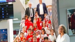 Seferihisar’da 23 Nisan coşkusu: Başkanlık koltuğu çocuklara emanet