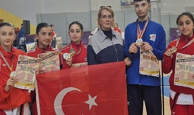 Seferihisar’ın ‘Altın Çocukları’ Avrupa yolunda kürsüyü bırakmıyor