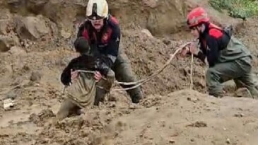 Torbalı’da çamura saplanan iki çocuğu itfaiye kurtardı