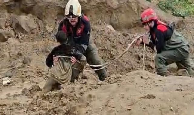 Torbalı’da çamura saplanan iki çocuğu itfaiye kurtardı