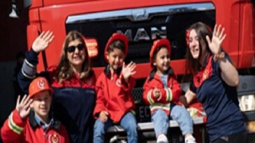 Alevlere koşan üstün anneler