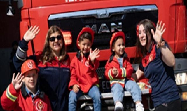 Alevlere koşan üstün anneler