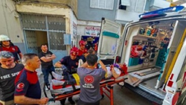 Apartman boşluğuna düşen vatandaş, itfaiye takımları tarafından kurtarıldı