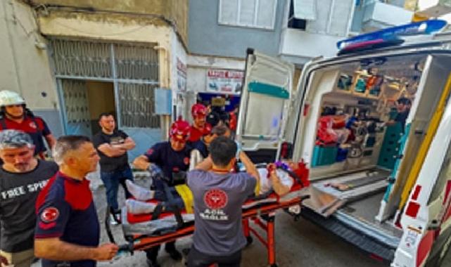 Apartman boşluğuna düşen vatandaş, itfaiye takımları tarafından kurtarıldı