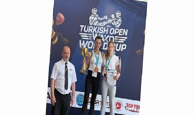 Bağcılar Belediyesi çalışanı Emine Arslan, Kick Boks Dünya Kupası Şampiyonu oldu