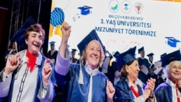 Balçova’da Mezuniyet Coşkusu: 3. Yaş Üniversitesi’nde Kepeler Umuda Atıldı