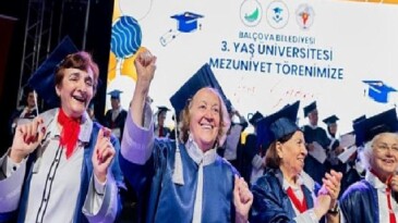 Balçova’da Mezuniyet Coşkusu: 3. Yaş Üniversitesi’nde Kepeler Umuda Atıldı