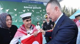 Büyükakın temsili uğurlamada özel bireylerle konvoy yaptı, halay çekti