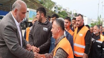 Canik’te Bayram Sevinci: Lider Sandıkçı Çalışanla Bayramlaştı