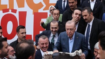 Erdoğan’a forma imzalattı