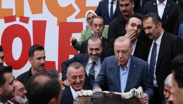 Erdoğan’a forma imzalattı