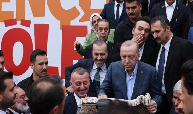 Erdoğan’a forma imzalattı