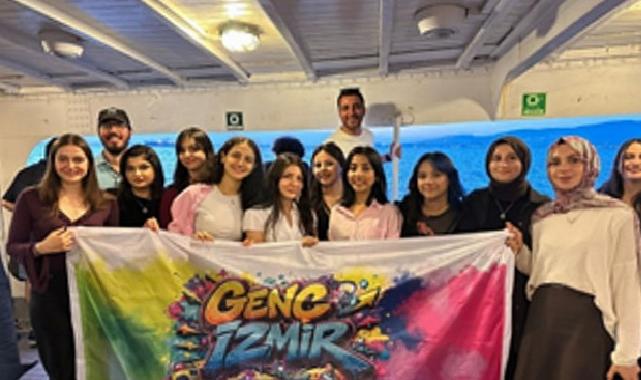Genç İzmir gönüllüleri, Bergama Vapuru’nda buluştu