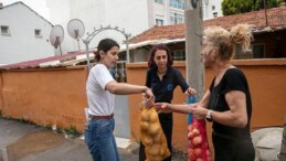 Güzelbahçe Belediyesi’nden Vatandaşa Fiyatsız Patates ve Soğan Takviyesi