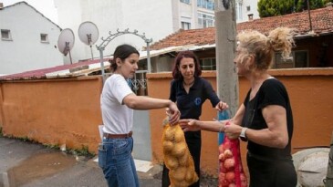 Güzelbahçe Belediyesi’nden Vatandaşa Fiyatsız Patates ve Soğan Takviyesi