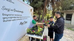 İnegöl Belediyesi Bayram Öncesi Mezarlıklarda Çiçek Dağıttı