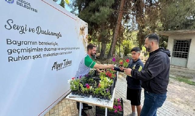 İnegöl Belediyesi Bayram Öncesi Mezarlıklarda Çiçek Dağıttı