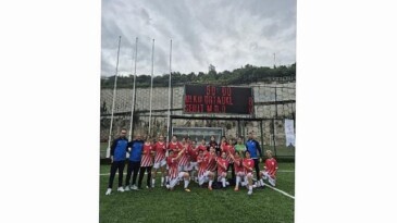 İzmirli Kız Futbol Grubu Türkiye Şampiyonu Oldu