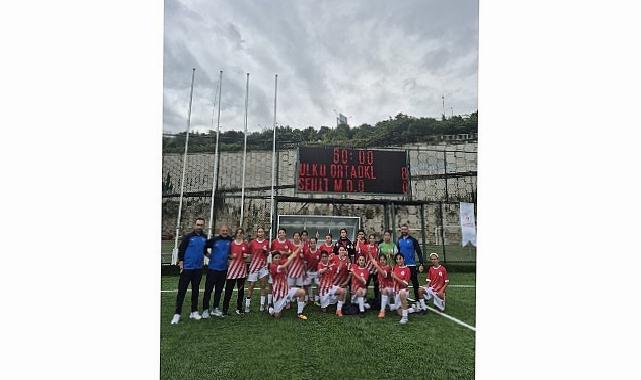 İzmirli Kız Futbol Grubu Türkiye Şampiyonu Oldu