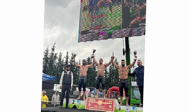 Kemer Belediye güreşçileri kürsüye çıktı