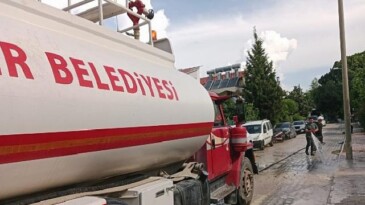 Kemer’de tozlu yollar yıkanıyor