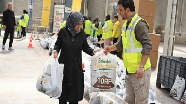 Konya Büyükşehir “Balkonlar Bostan Olsun” Projesinde Bostan Setlerinin Dağıtımına Başladı